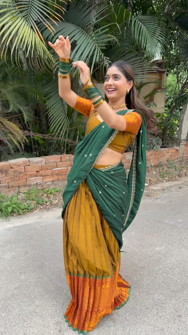Post 7 by Akshata Deshpande Official on Instagram (video)