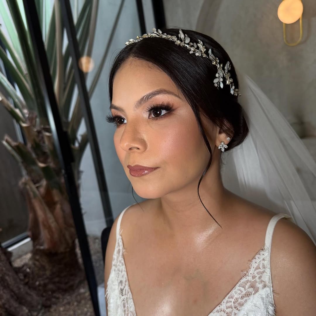 Post 10 by Cris Magaña MAKEUP ARTIST on Instagram (image)