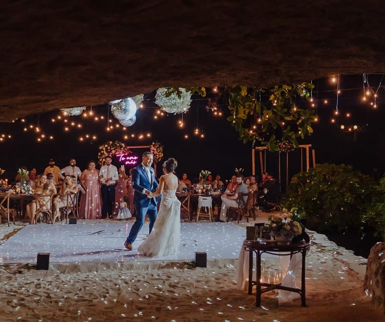 Post 5 by Xcaret Bodas on Instagram (carousel)