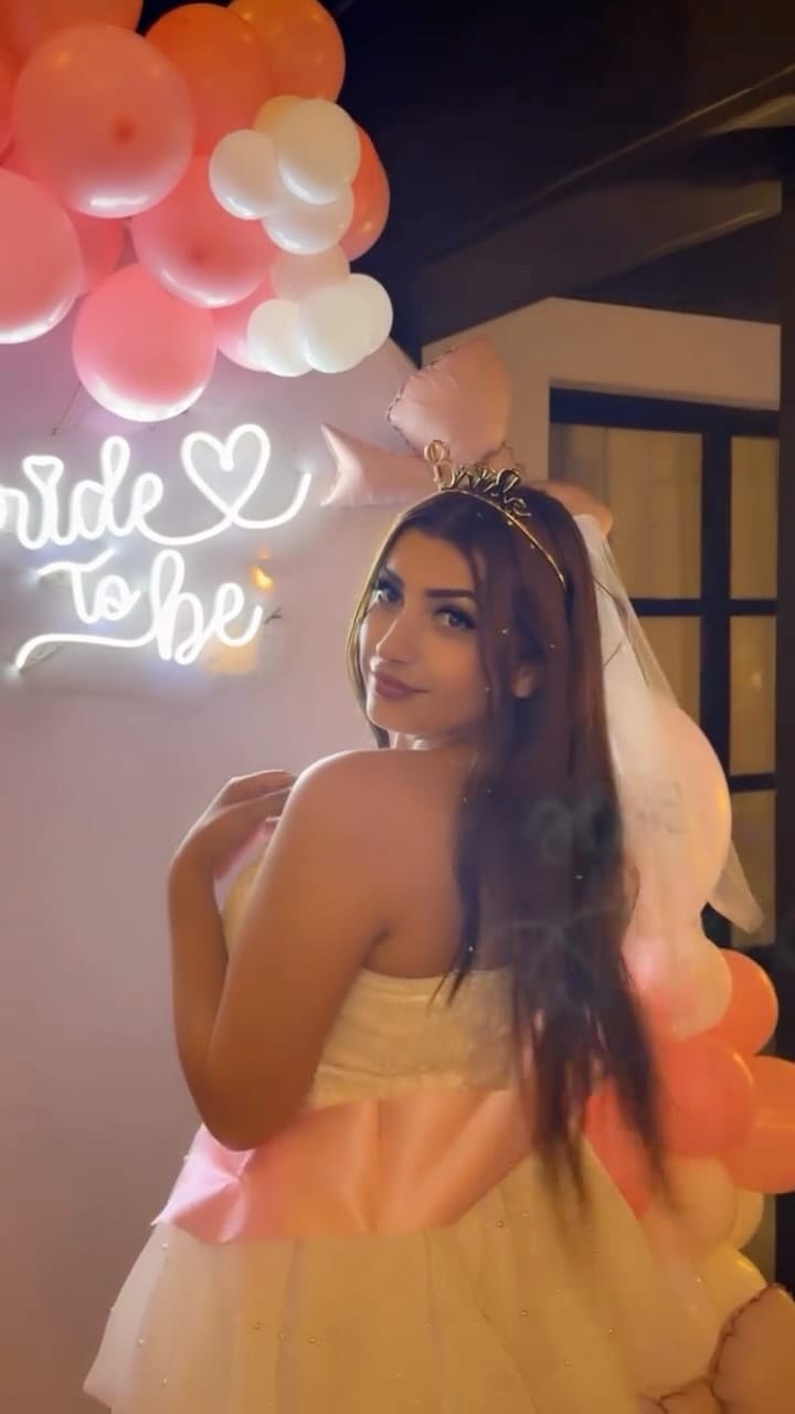 Post 10 by Himani Rawat on Instagram (video)