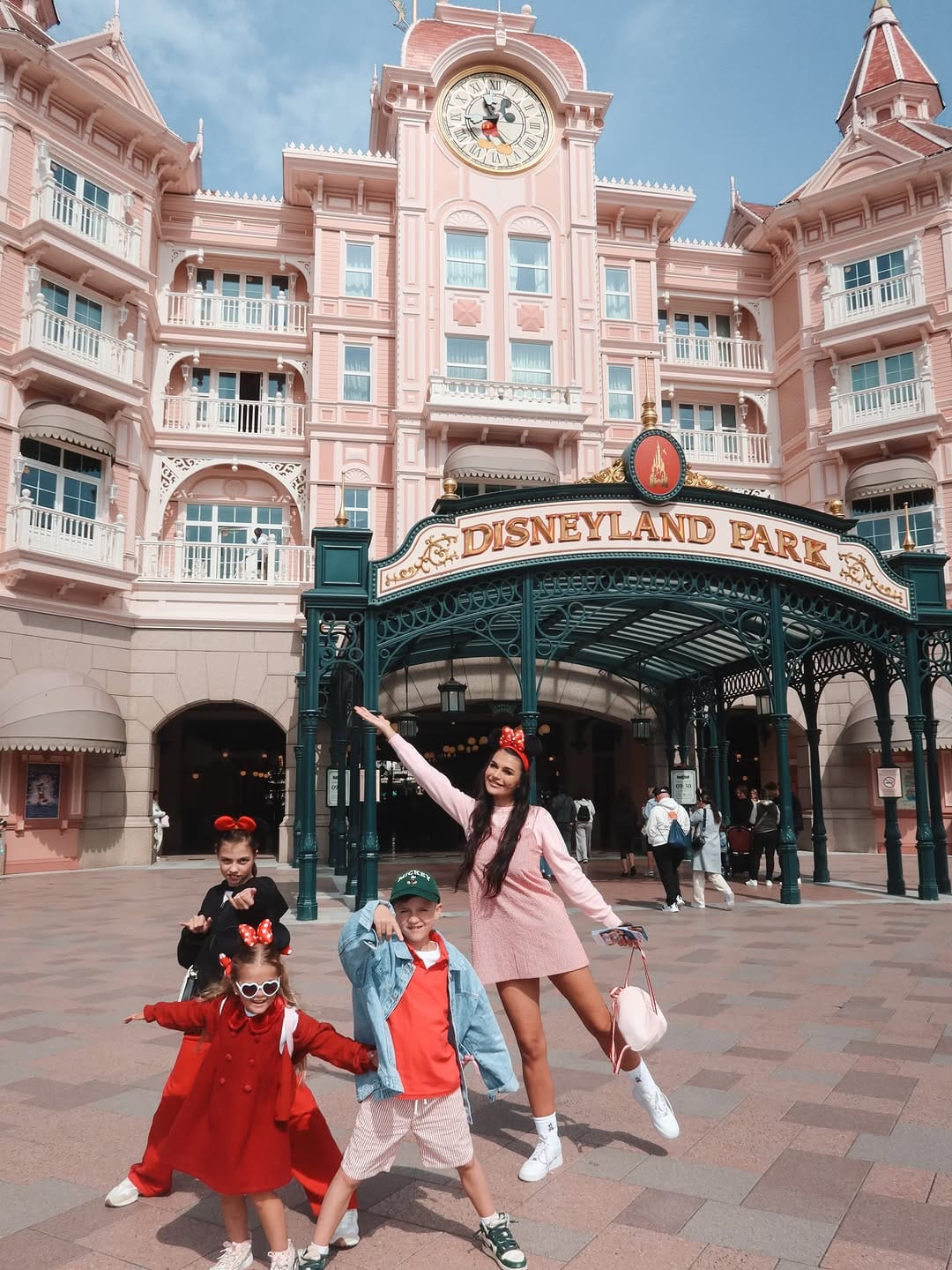 Post 6 by Oliwia Makuszewska on Instagram (carousel)