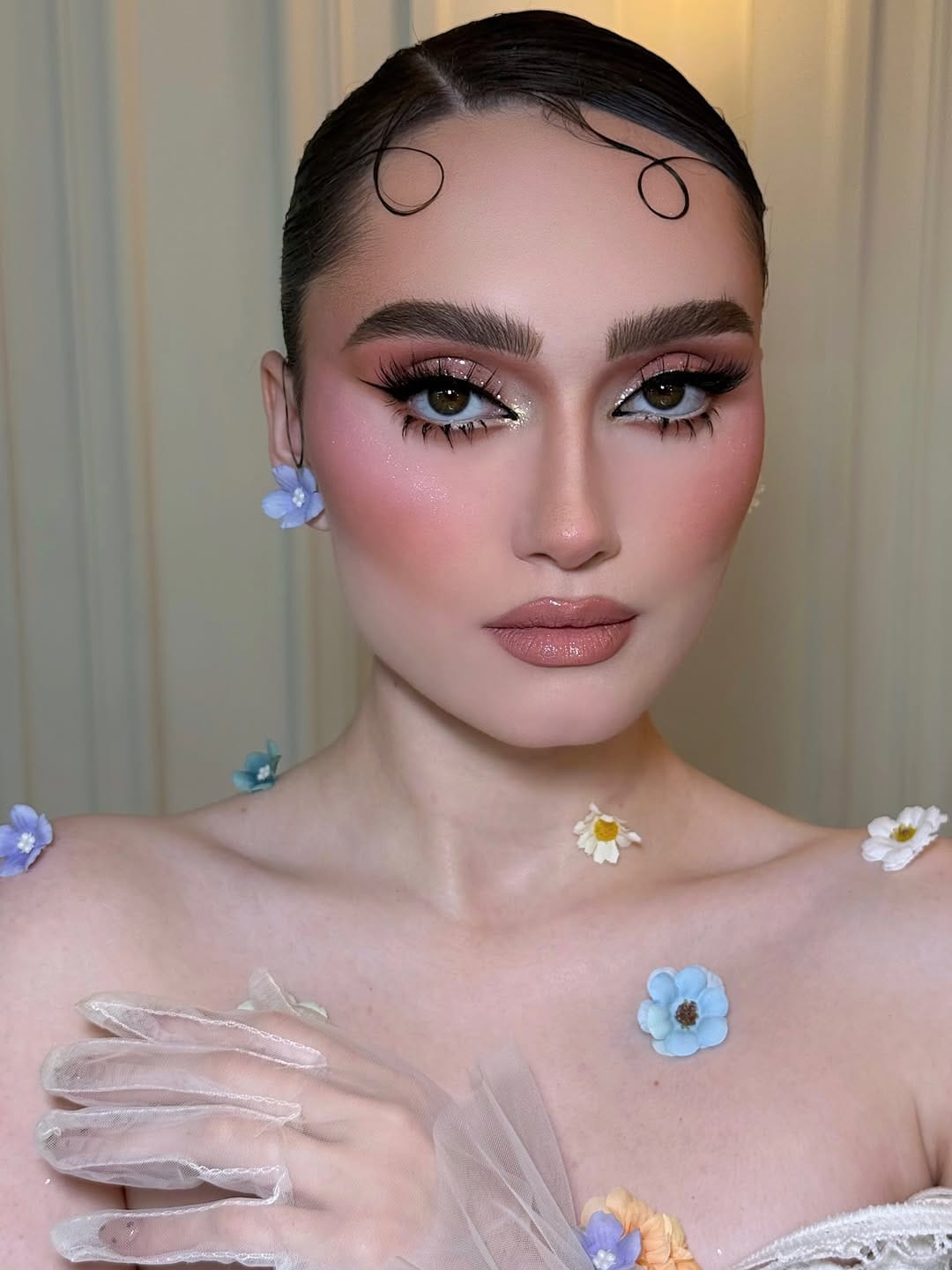 Post 8 by Anahi Terrazas Makeup on Instagram (carousel)