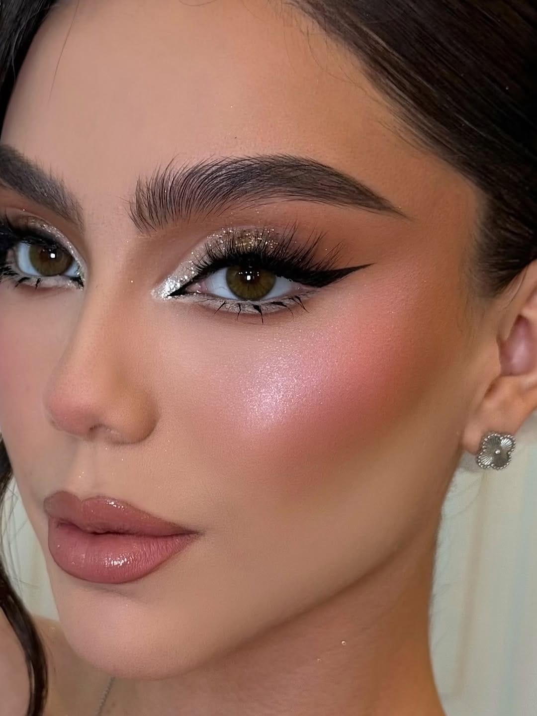 Post 9 by Anahi Terrazas Makeup on Instagram (carousel)