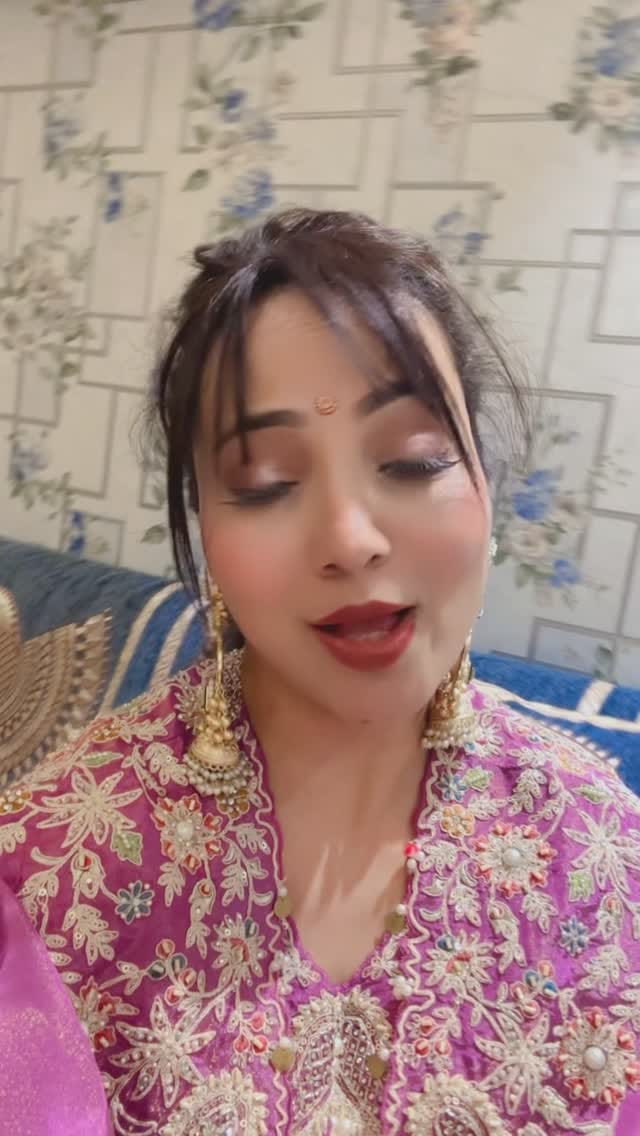 Post 4 by Simmii on Instagram (video)