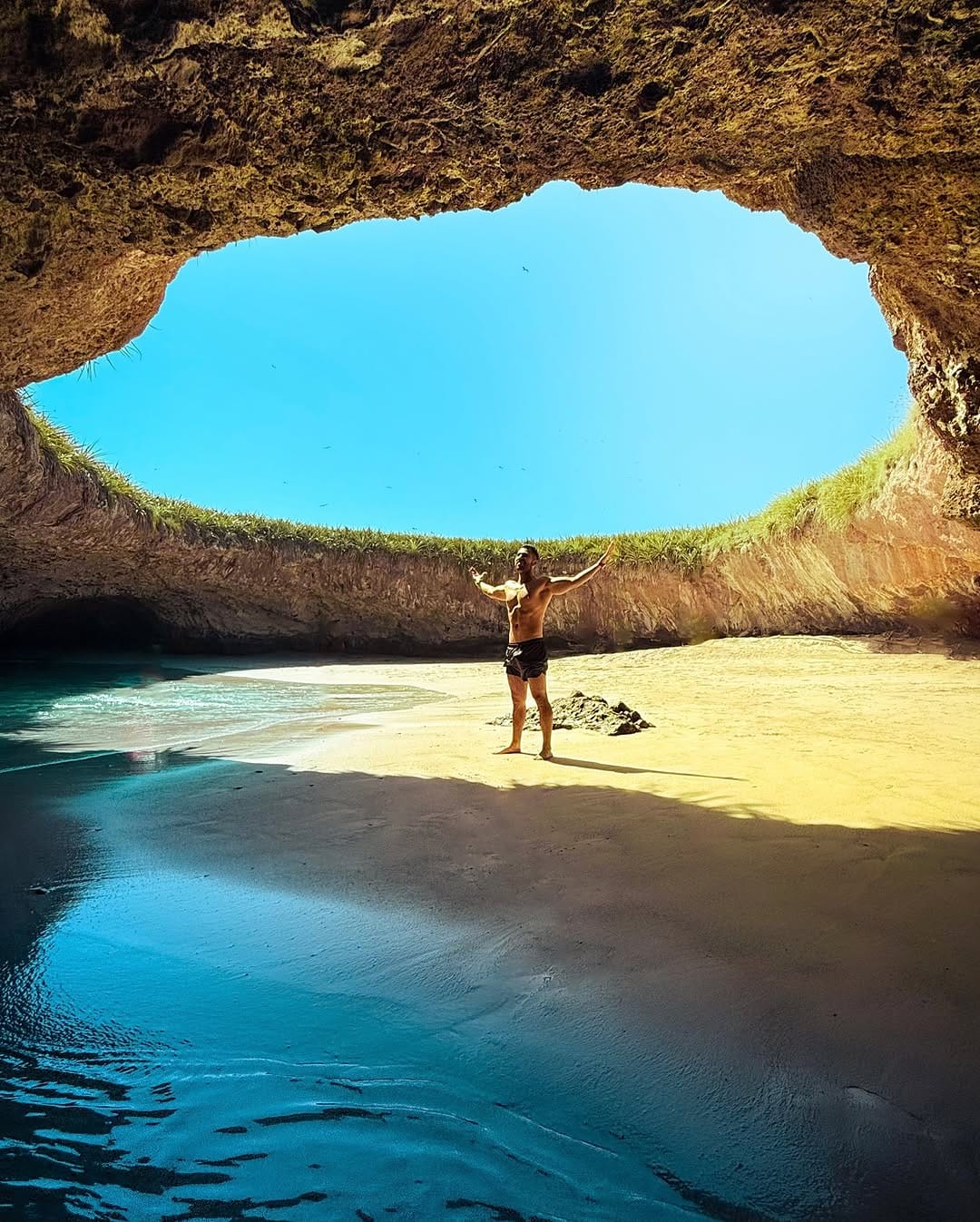 Post 10 by NIVECK BRITTO on Instagram (image)