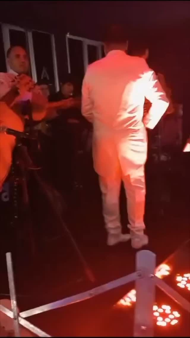 Post 2 by Yonathan Carrero | Cantante on Instagram (video)