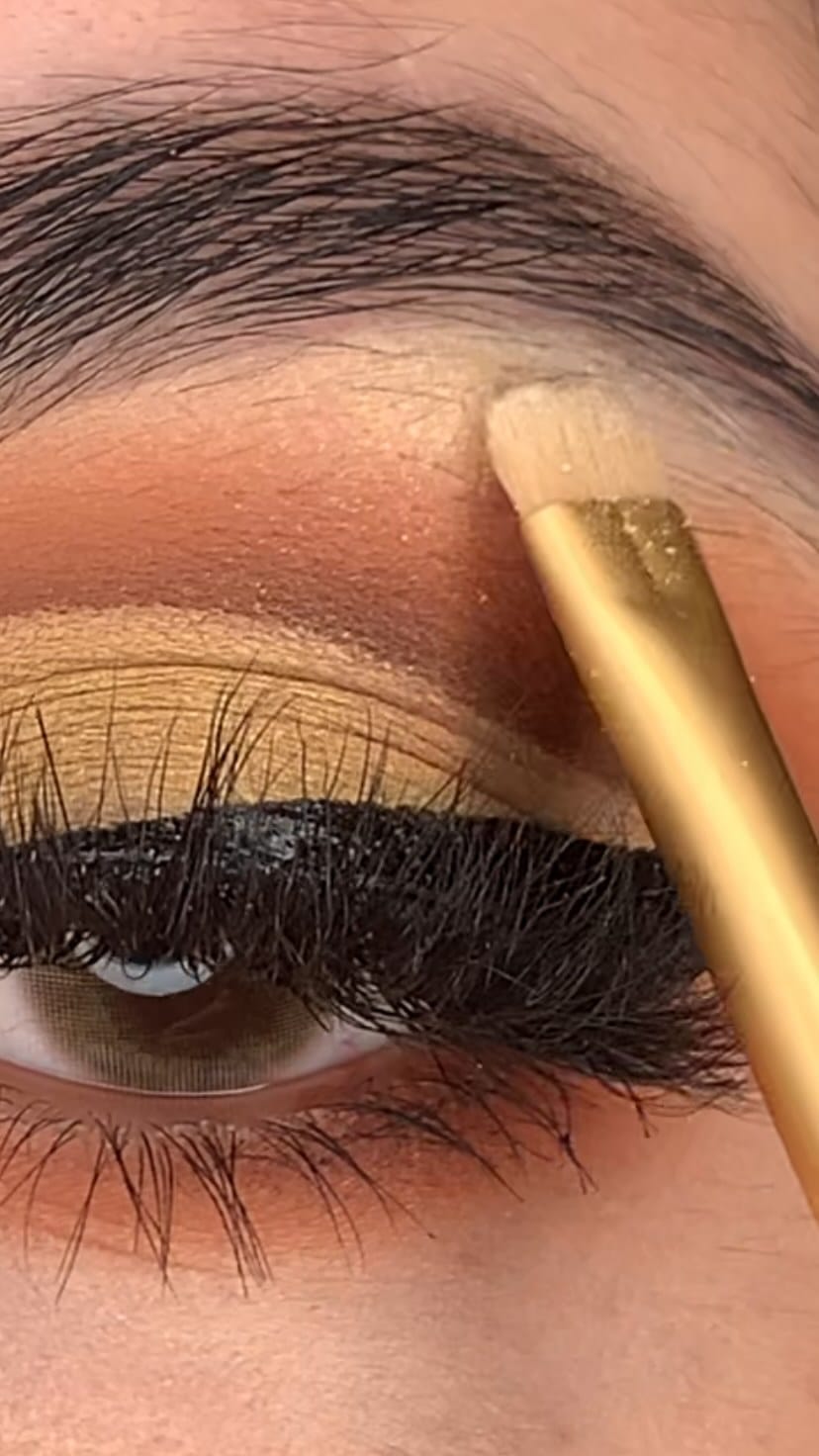 Post 10 by ＭＡＫＥＵＰ ♥ on Instagram (video)