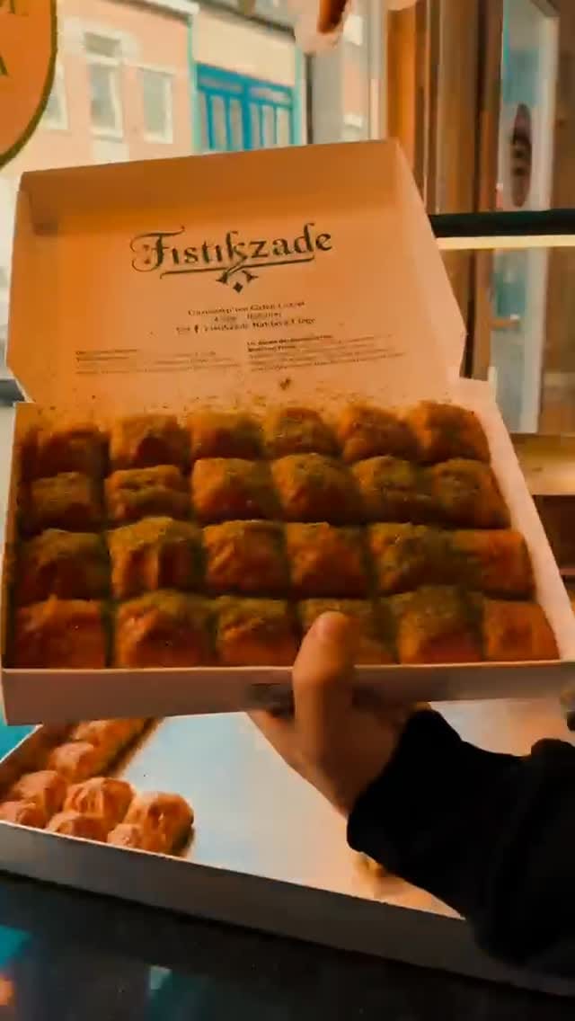 Post 3 by FISTIKZADE BAKLAVA LİÈGE on Instagram (video)
