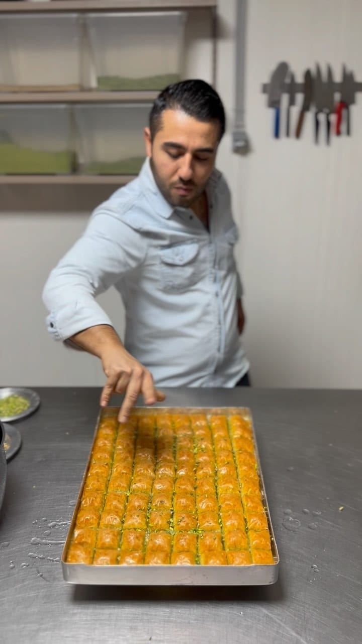 Post 10 by FISTIKZADE BAKLAVA LİÈGE on Instagram (video)
