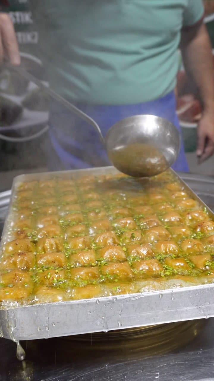 Post 8 by FISTIKZADE BAKLAVA LİÈGE on Instagram (video)