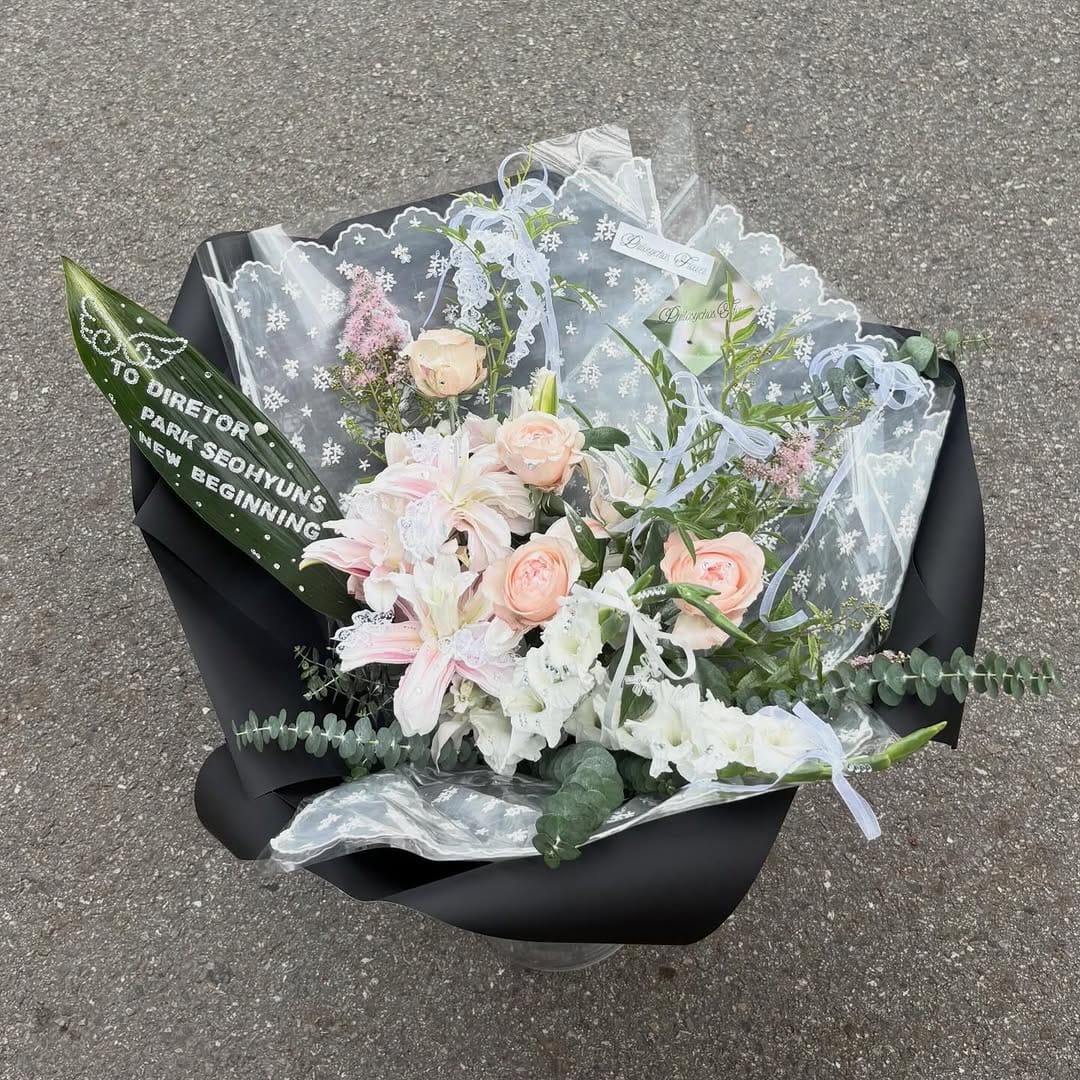 Post 5 by 필로시코스 플라워 |  서울역,용산꽃집🤍🕊️🦢🫧감성을 전하는 대형다발·꽃꾸 | 셀럽·브랜드 협업 & 기업 맞춤 주문 on Instagram (carousel)