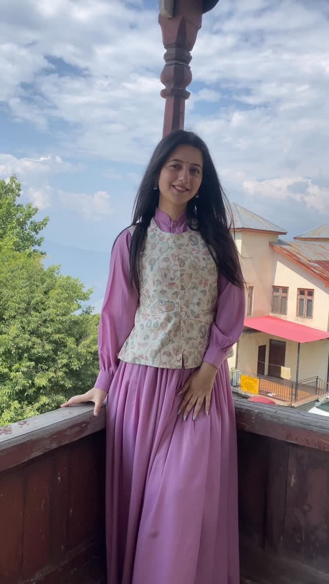 Post 5 by Kritika Chauhan on Instagram (video)