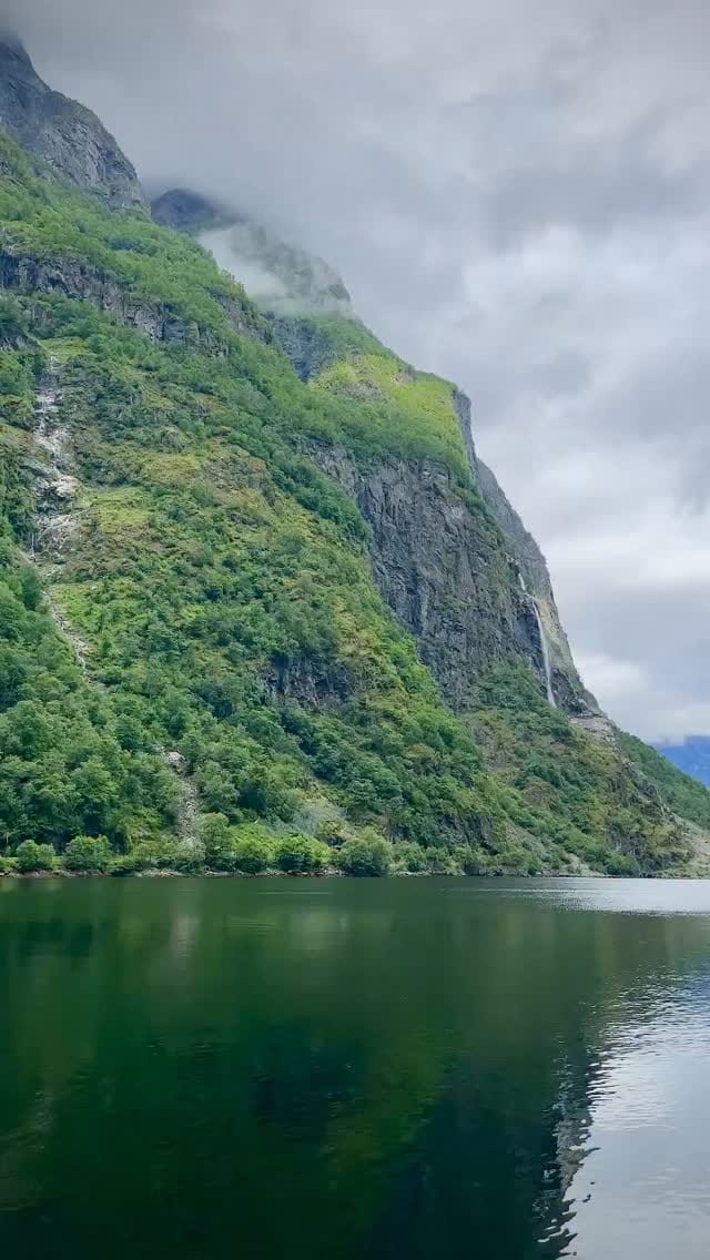 Post 4 by Anna Gentile on Instagram (video)