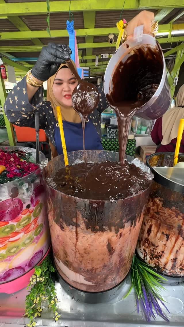 Post 9 by Nazmi Farise on Instagram (video)