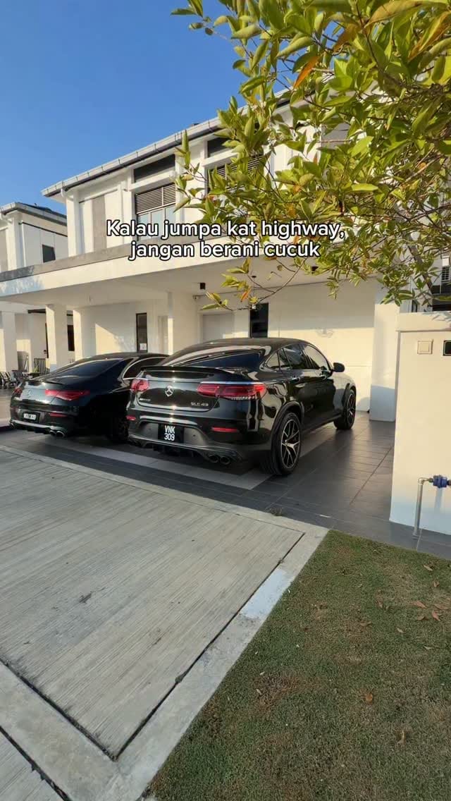 Post 4 by Nazmi Farise on Instagram (video)