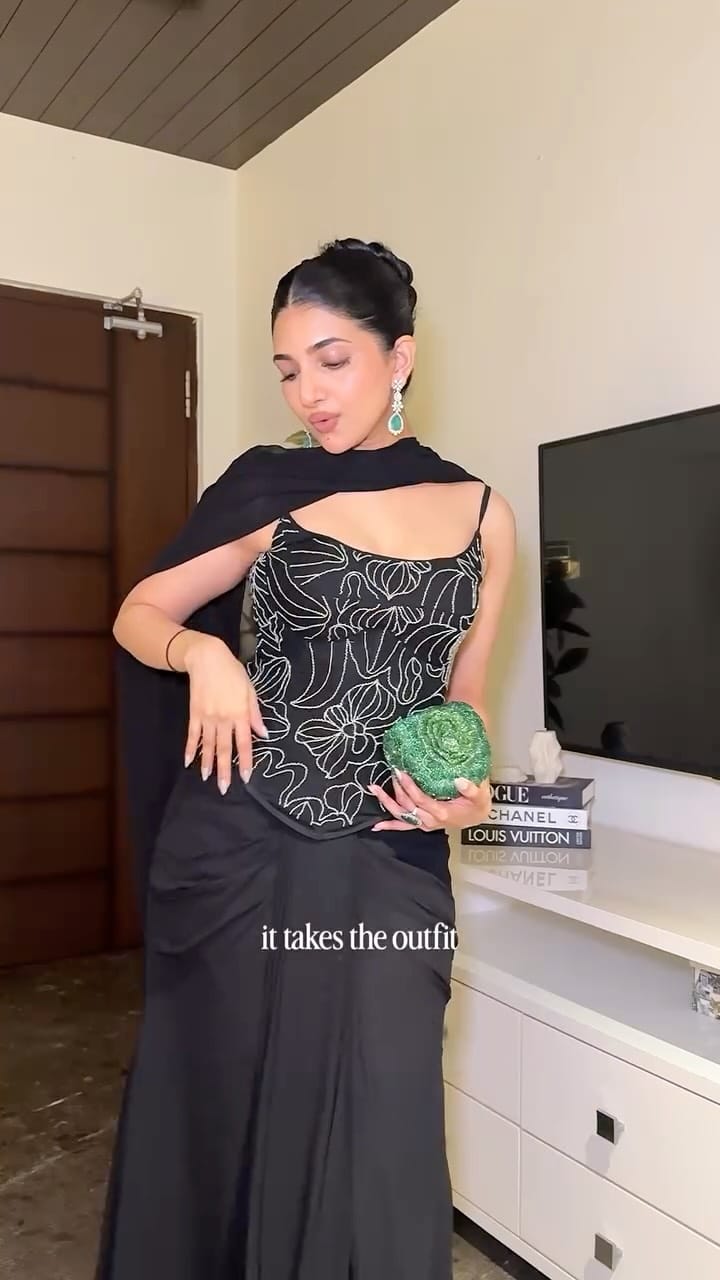 Post 7 by E S H A   R A O on Instagram (video)