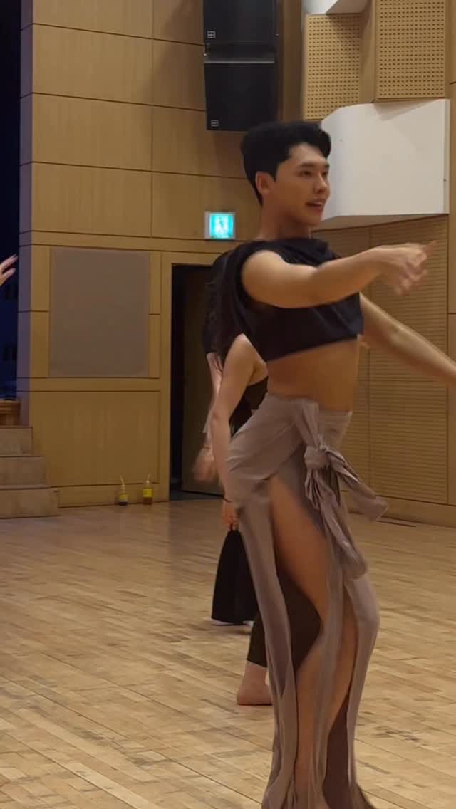 Post 8 by Robin kim on Instagram (video)