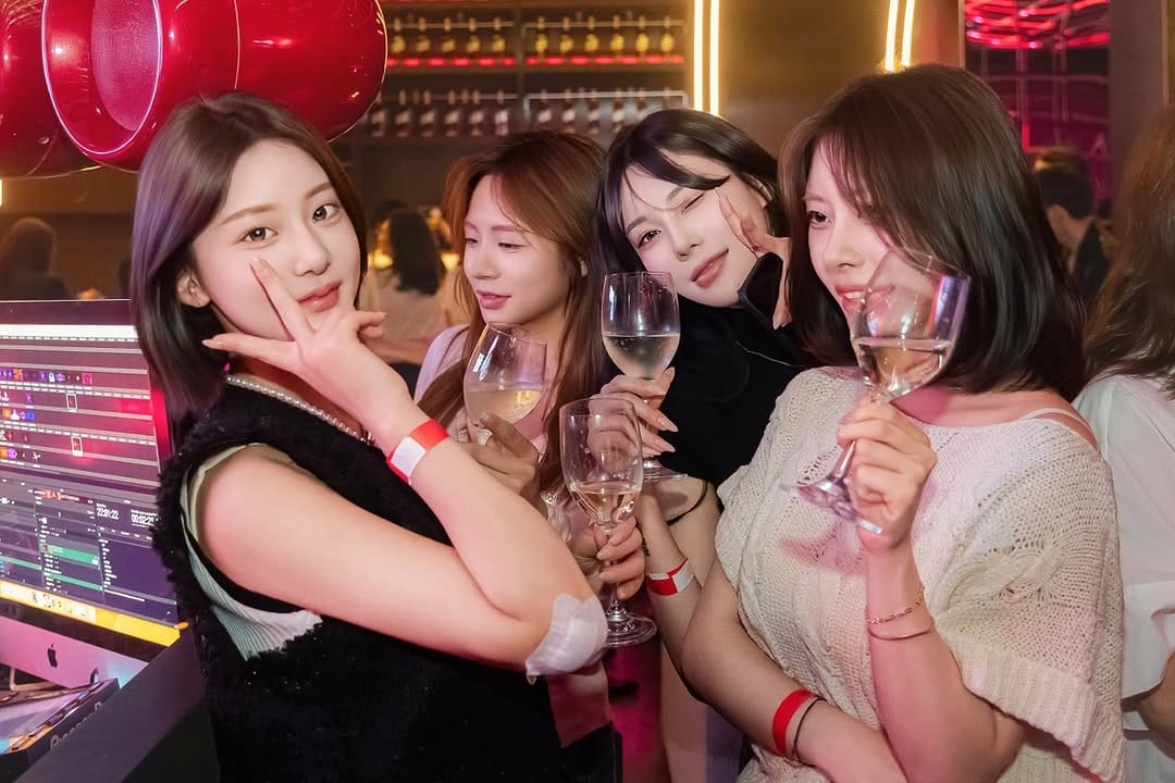 Post 10 by Afterworkseoul on Instagram (carousel)