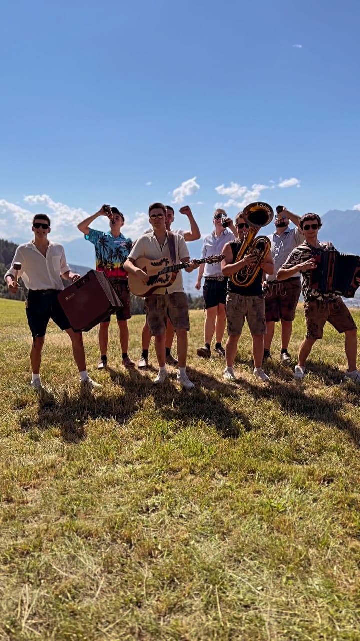Post 5 by Brennholz die Band on Instagram (video)