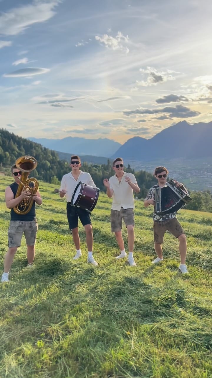 Post 10 by Brennholz die Band on Instagram (video)