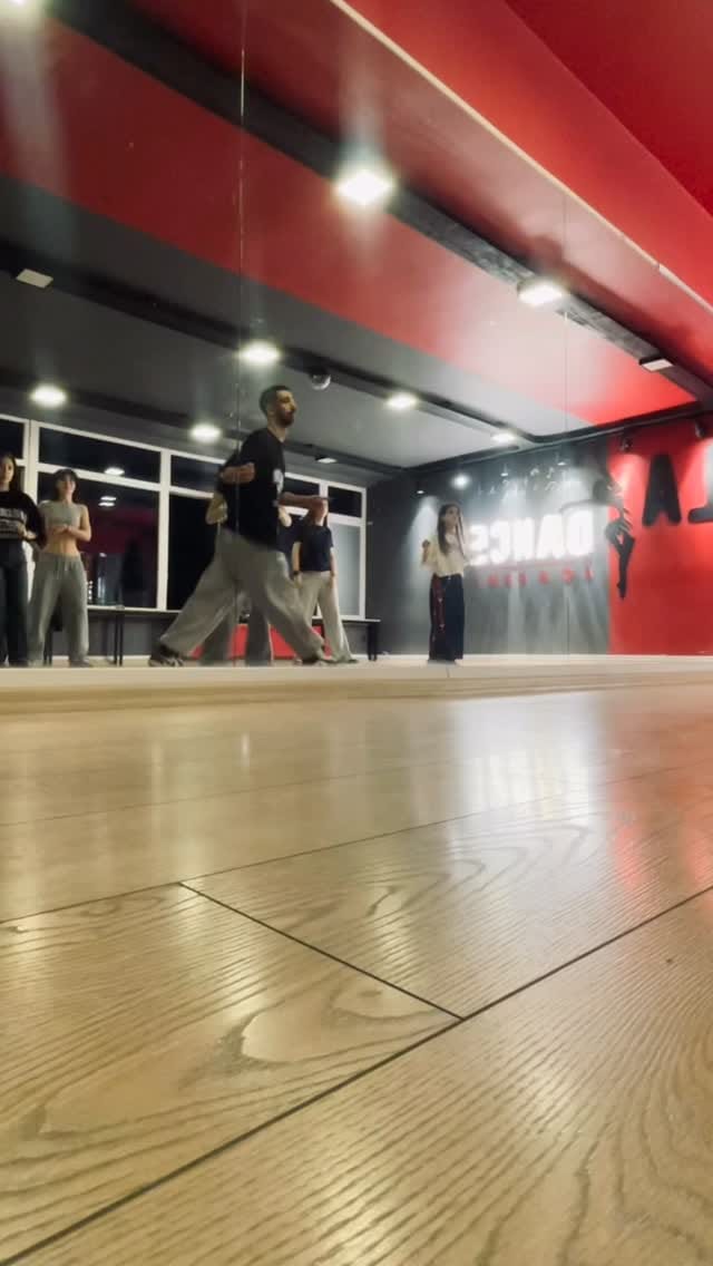 Post 3 by LA DANCE ACADEMY on Instagram (video)