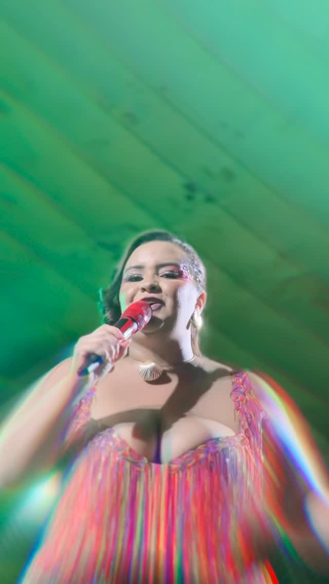 Post 4 by Thaylla | Cantora on Instagram (video)