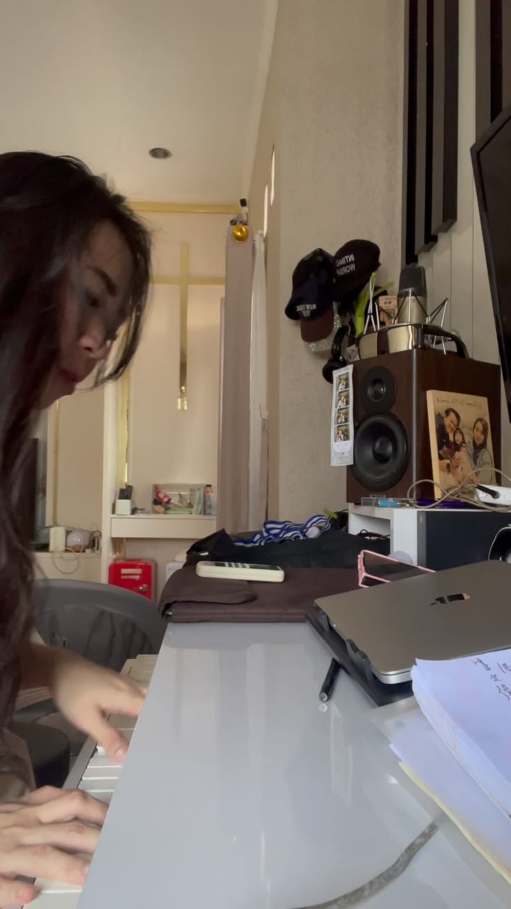 Post 1 by YULIANA | LOVIVAL on Instagram (video)
