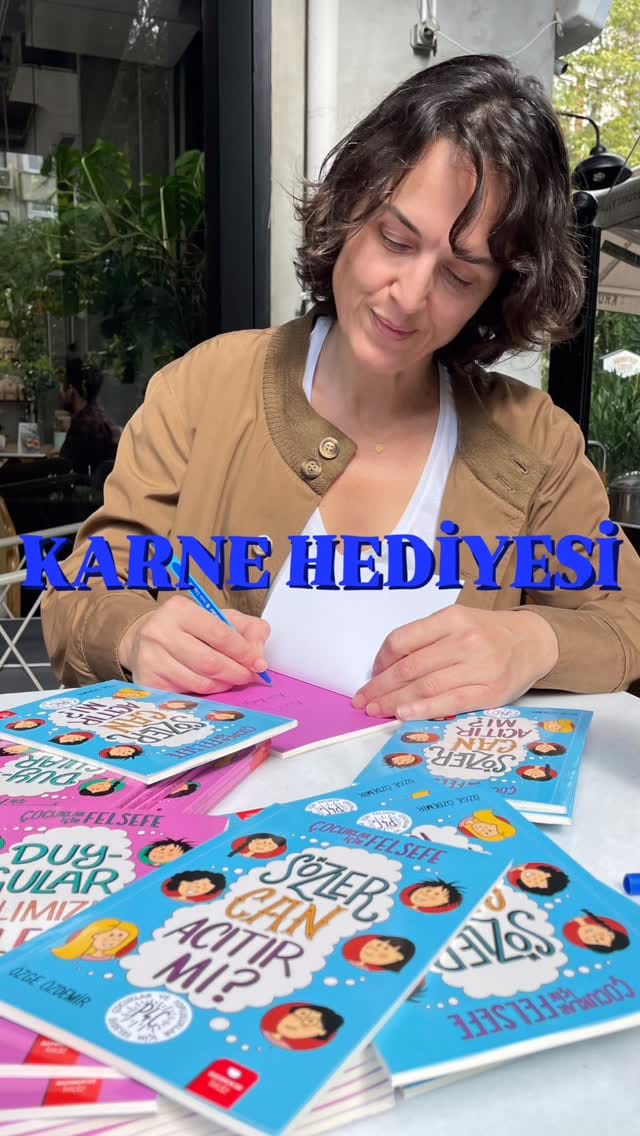 Post 2 by Özge Özdemir on Instagram (video)