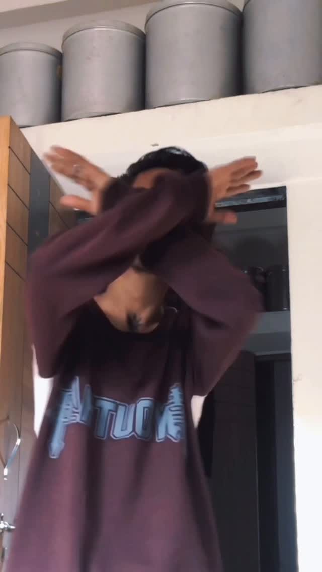 Post 10 by "𝐒𝐜𝐨𝐭𝐭 𝐧𝐱21" on Instagram (video)