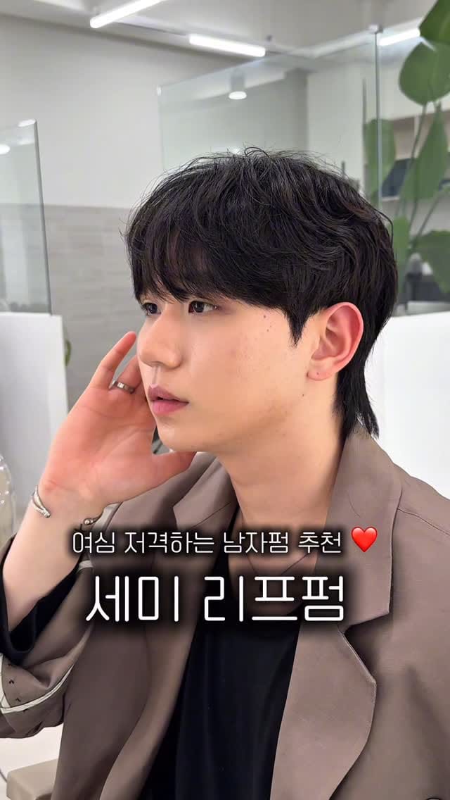 Post 10 by 부산헤어컨설팅 해운대미용실 광안리미용실 ‘민우헤어’ 대표원장 on Instagram (video)