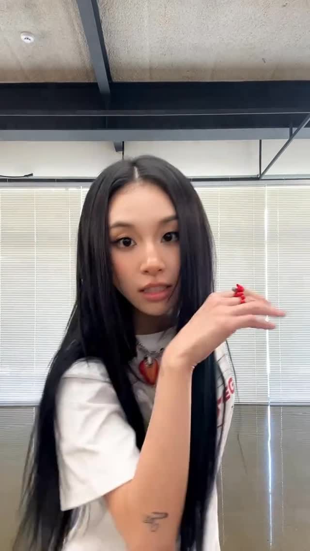 Post 5 by TWICE (트와이스) on Instagram (video)