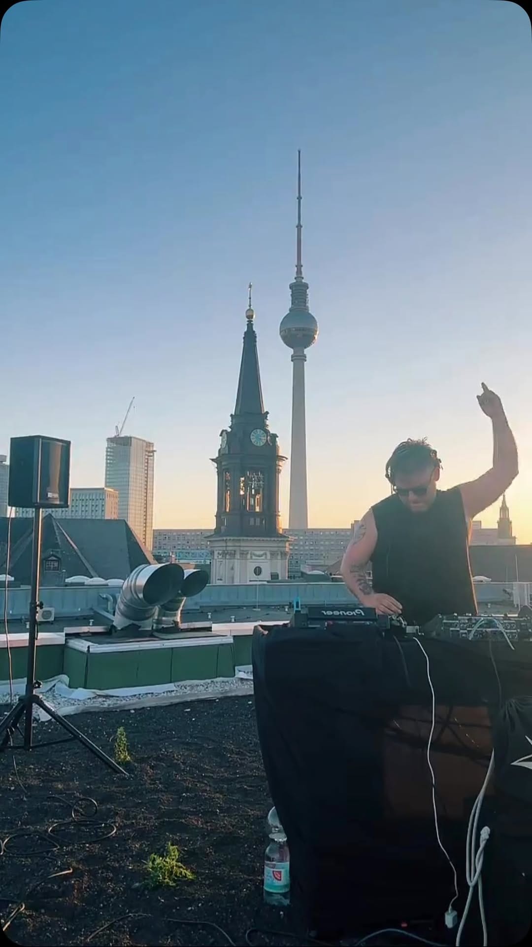 Post 3 by Basstronauten on Instagram (video)