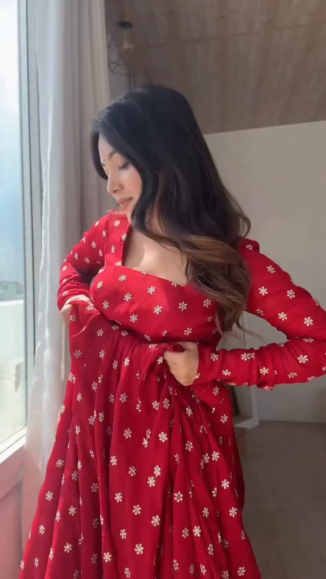 Post 4 by saby's outfits on Instagram (video)