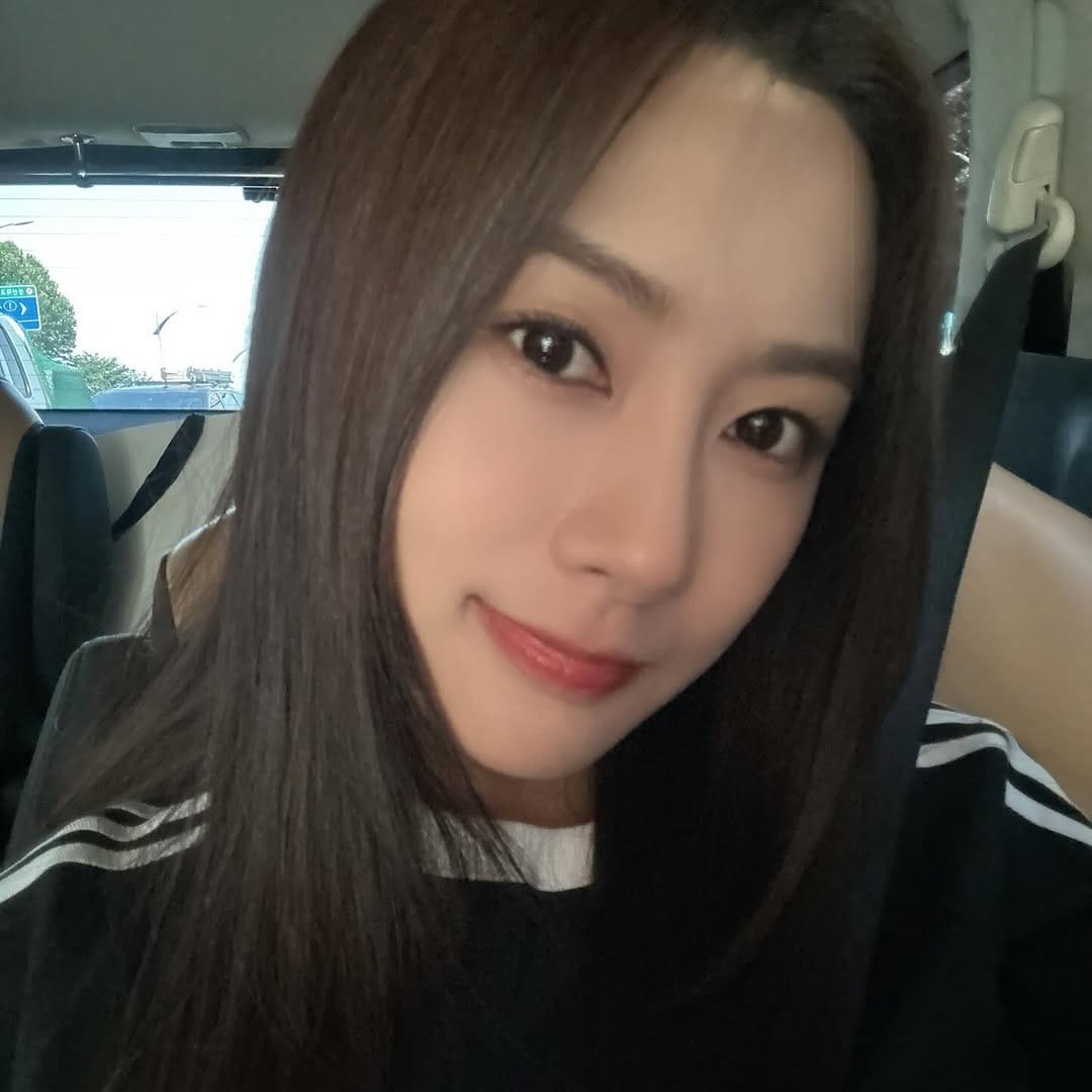 Post 4 by OH HAYOUNG (오하영/吳夏荣/ハヨン) on Instagram (carousel)