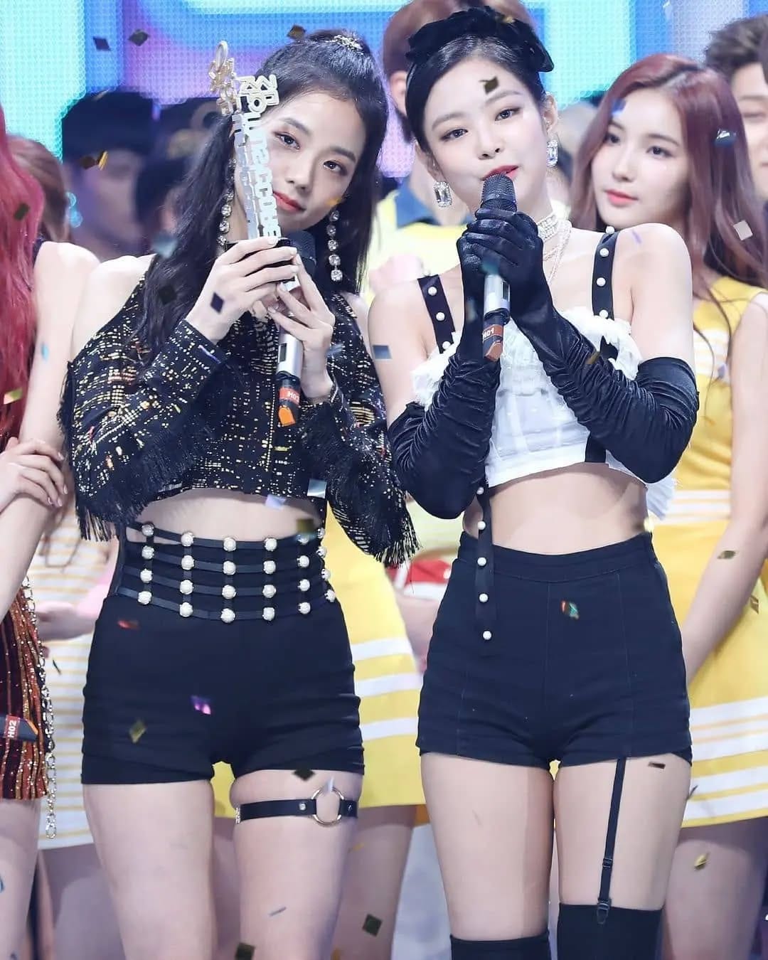 Post 7 by BLΛƆKPIИK JISOO 🤍 on Instagram (carousel)