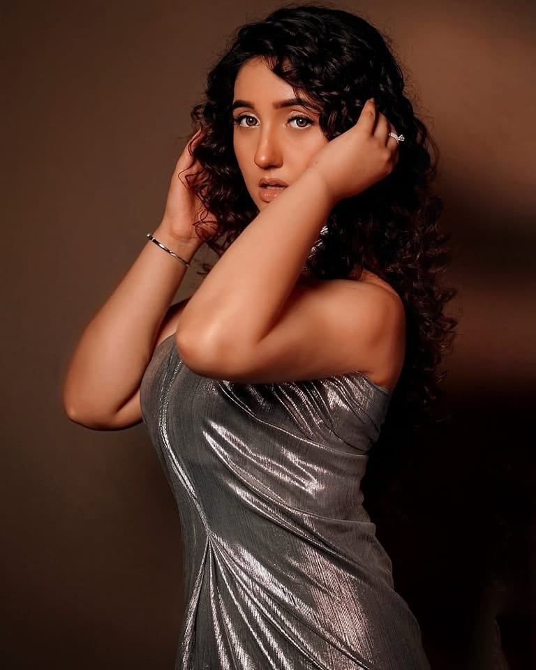 Post 5 by Ashnoor Kaur on Instagram (image)