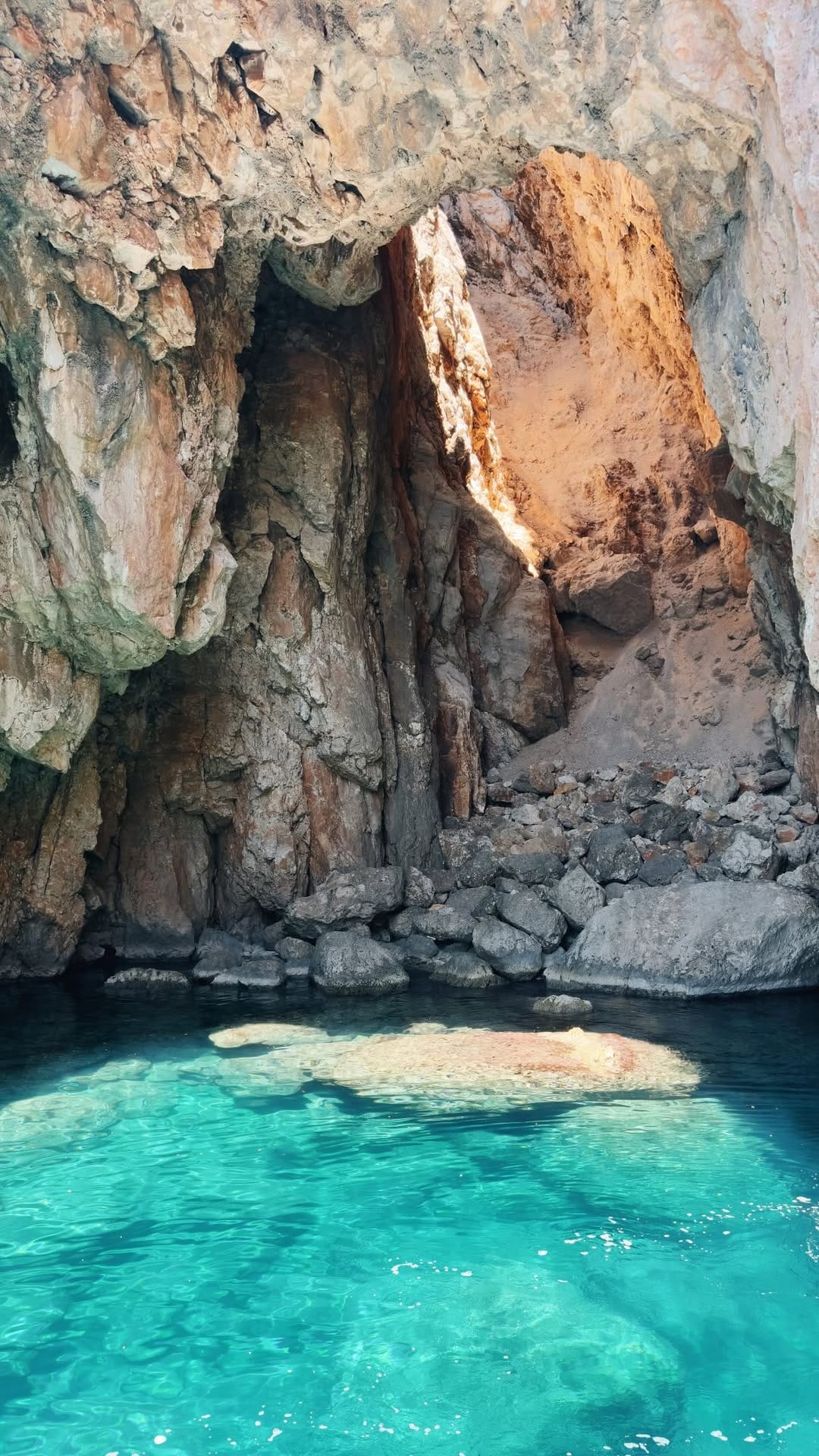 Post 2 by Gizem Çomran on Instagram (video)