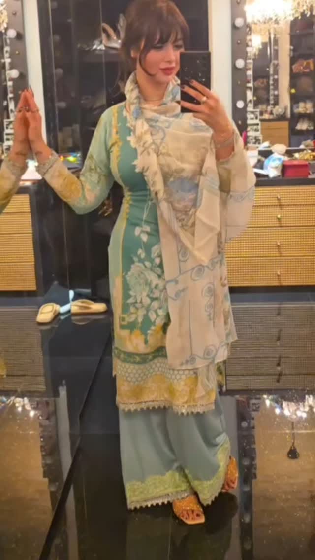 Post 7 by Ayesha takia azmi🔵 on Instagram (video)