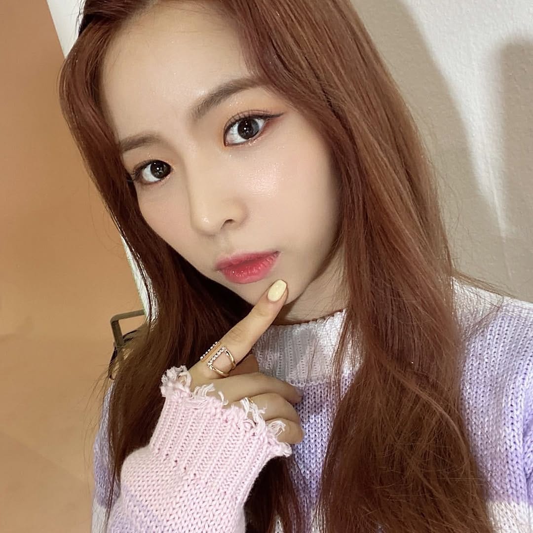 Post 2 by MAYA(マヤ)❤️NiziU(ニジュー) on Instagram (carousel)