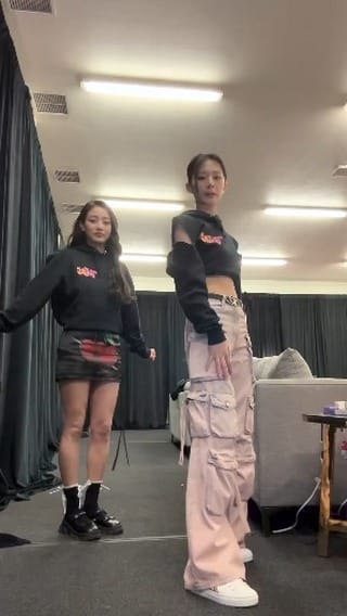 Post 5 by TWICE on Instagram (video)