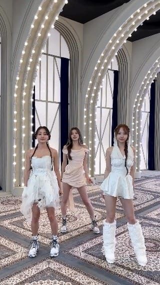 Post 8 by TWICE on Instagram (video)
