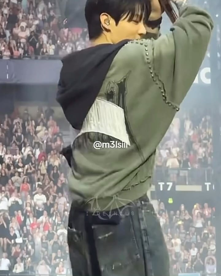 Post 5 by 𝙀𝙫𝙖🦇 on Instagram (video)
