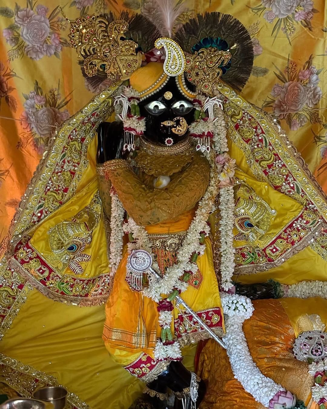 Post 10 by BANKE BIHARI  MANDIR VRINDAVAN on Instagram (carousel)