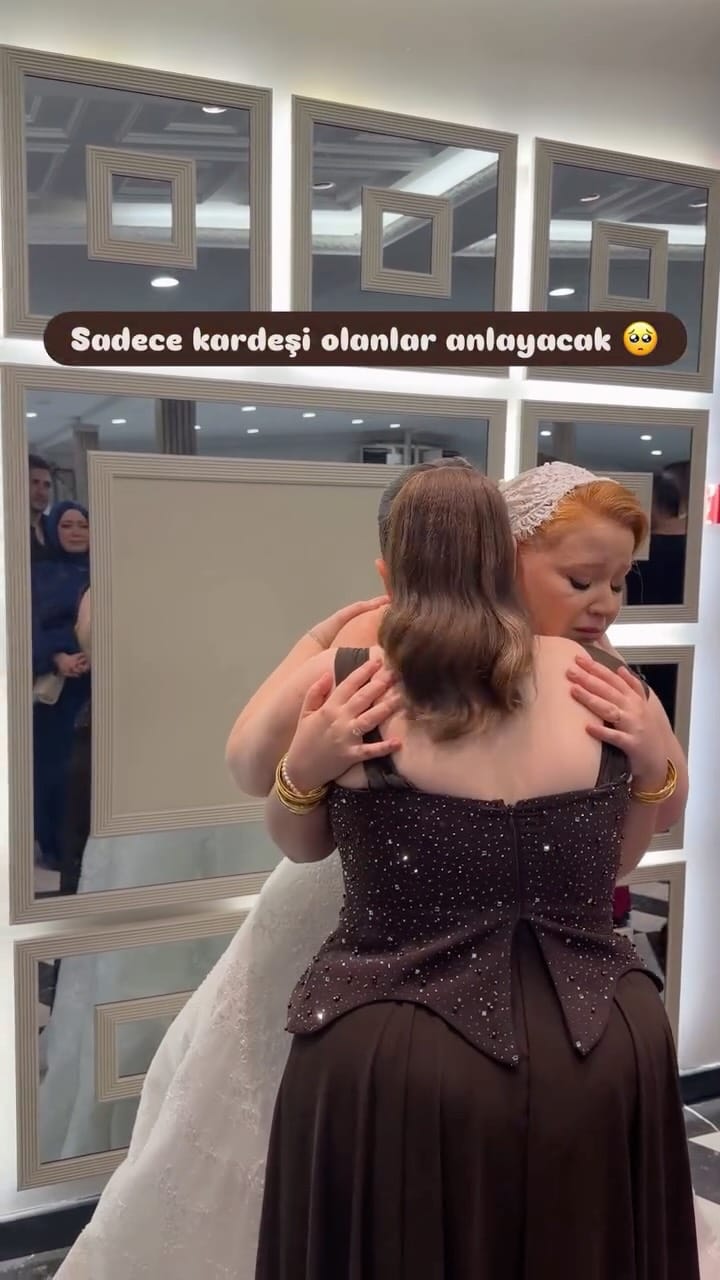 Post 10 by E B R U ✨ on Instagram (video)