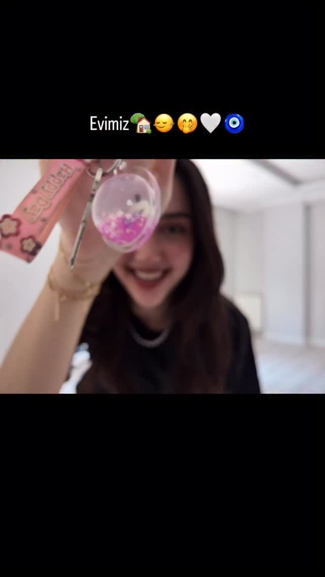 Post 4 by İrem Velioğlu on Instagram (video)