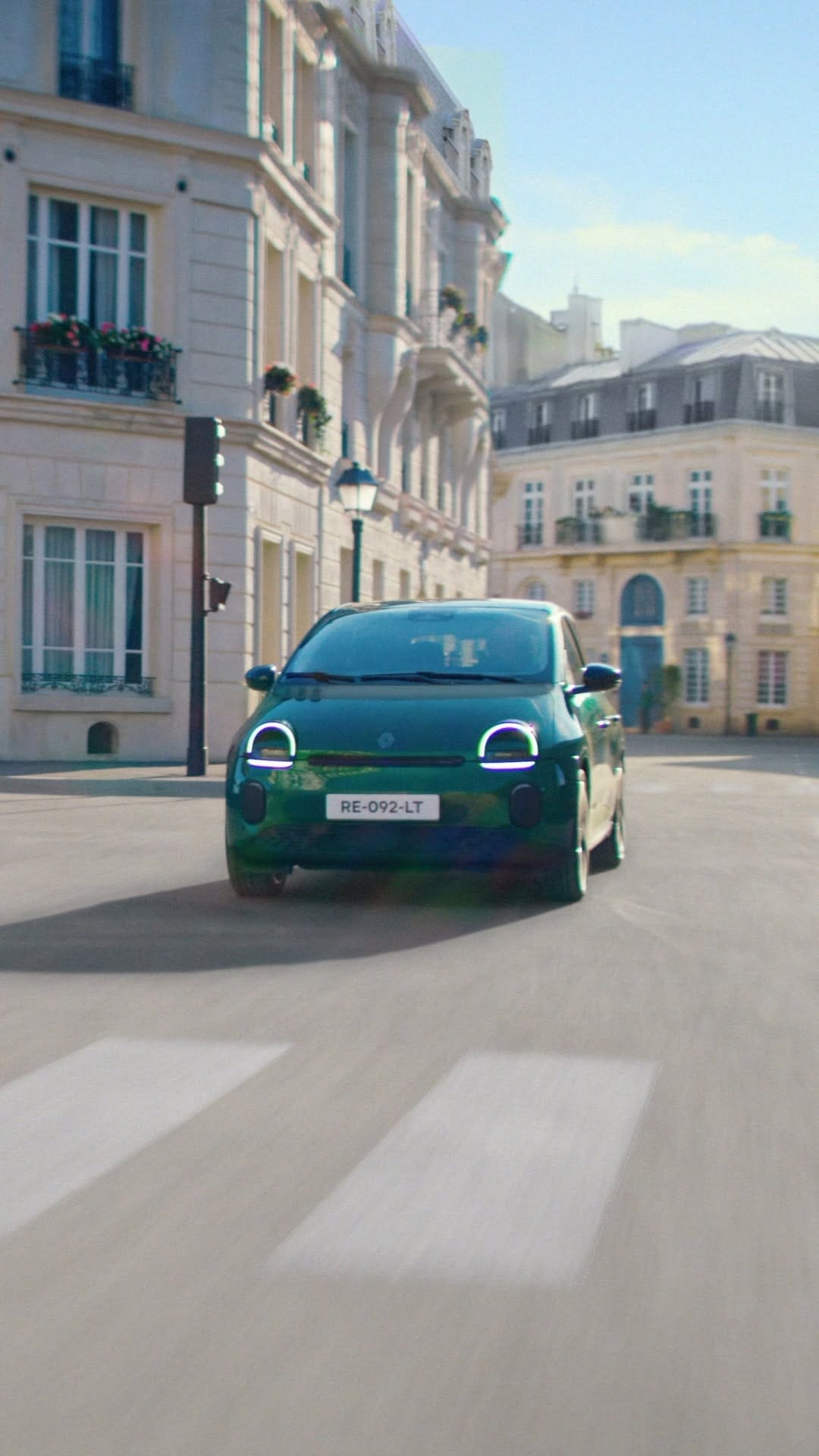 Post 10 by Renault Greece on Instagram (video)