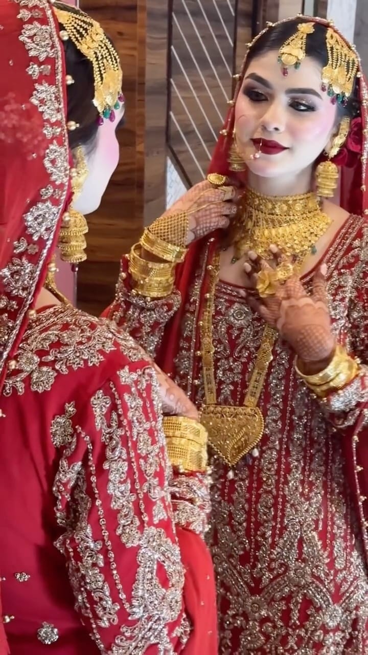 Post 4 by Aliza makeup artist on Instagram (video)