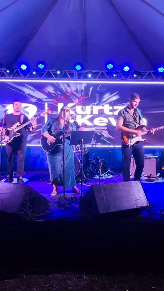 Post 1 by Natália Kurtz | Cantora on Instagram (video)