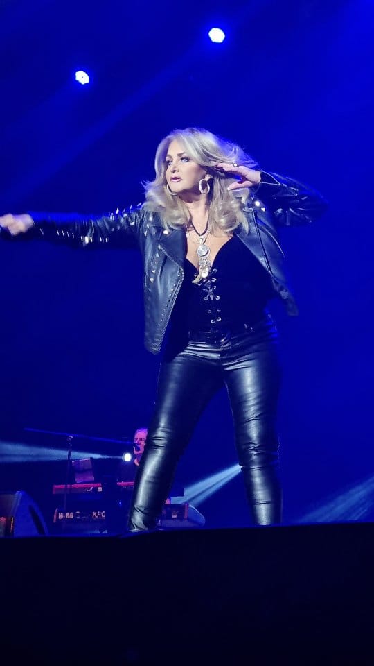 Post 2 by Natália Kurtz | Cantora on Instagram (video)