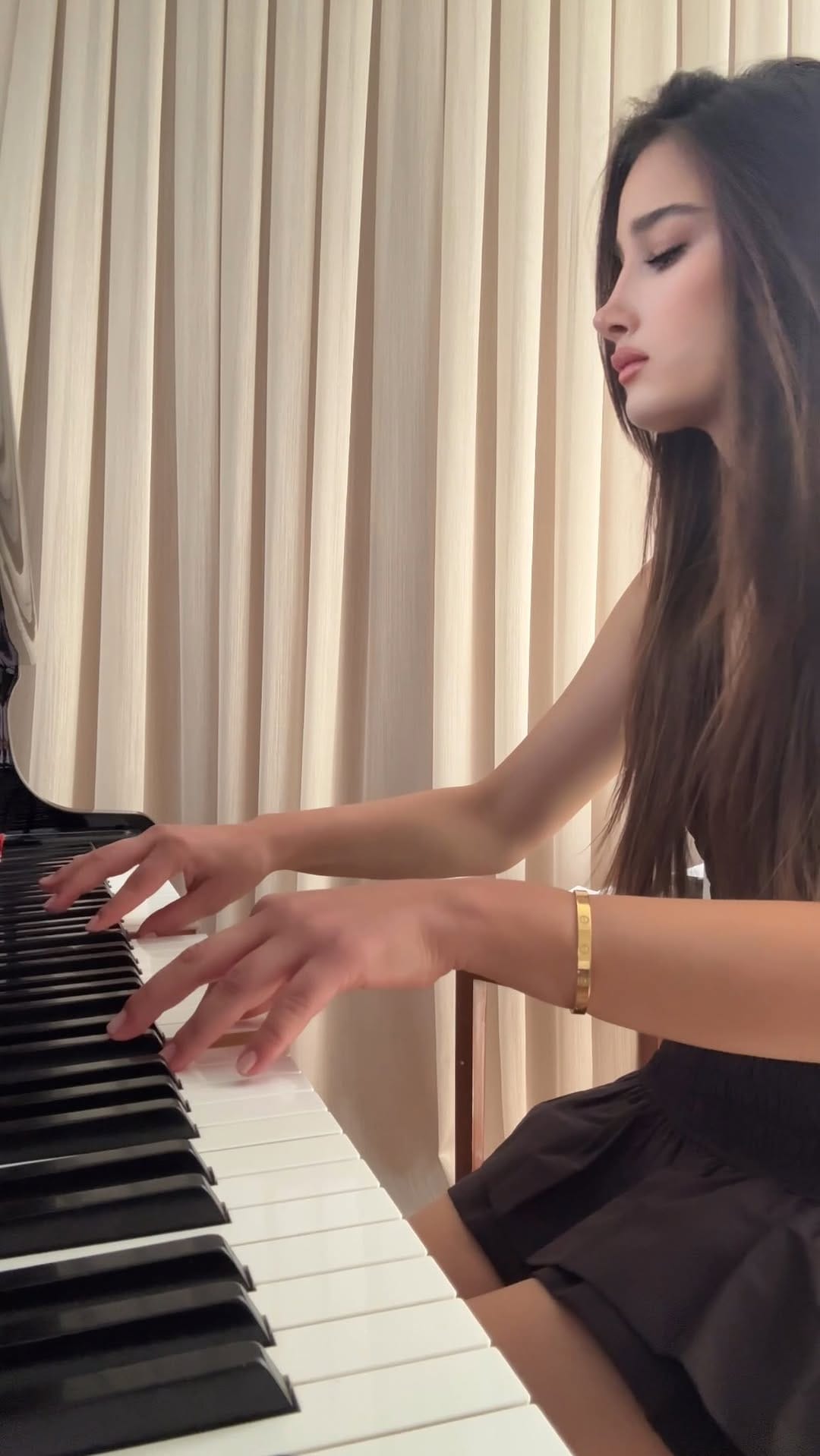 Post 10 by Deniz Alpaslan on Instagram (video)